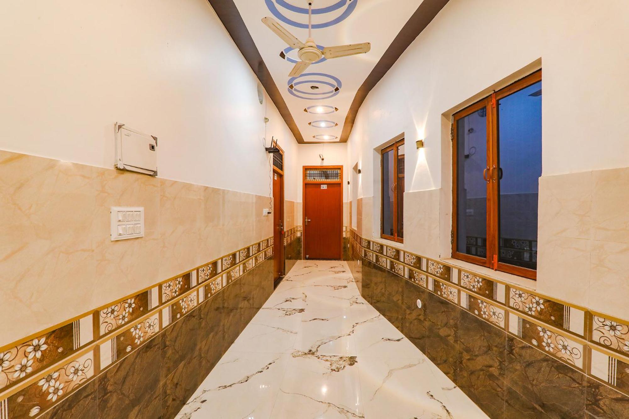 ホテル Fabexpress Shree Siya Raman - 500M From Shri Ram Janam Bhumi Ayodhya エクステリア 写真