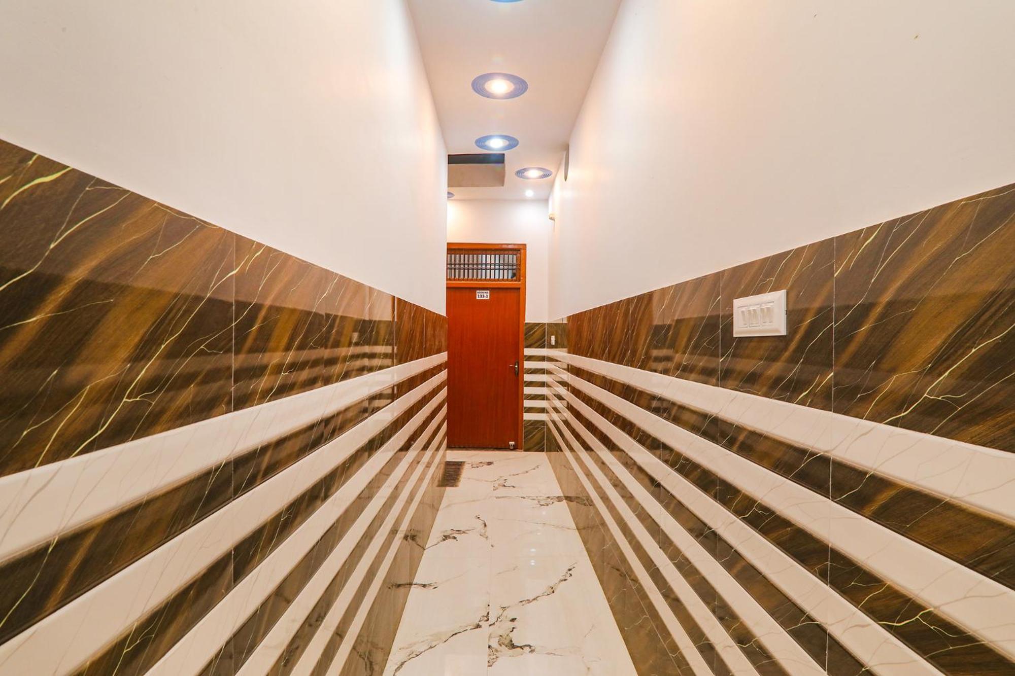 ホテル Fabexpress Shree Siya Raman - 500M From Shri Ram Janam Bhumi Ayodhya エクステリア 写真